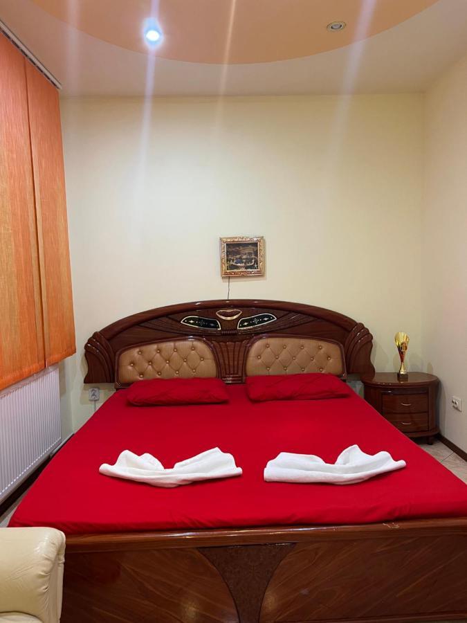 Aurora Boutique-Studio Premium Bed & Breakfast Bukares Bagian luar foto