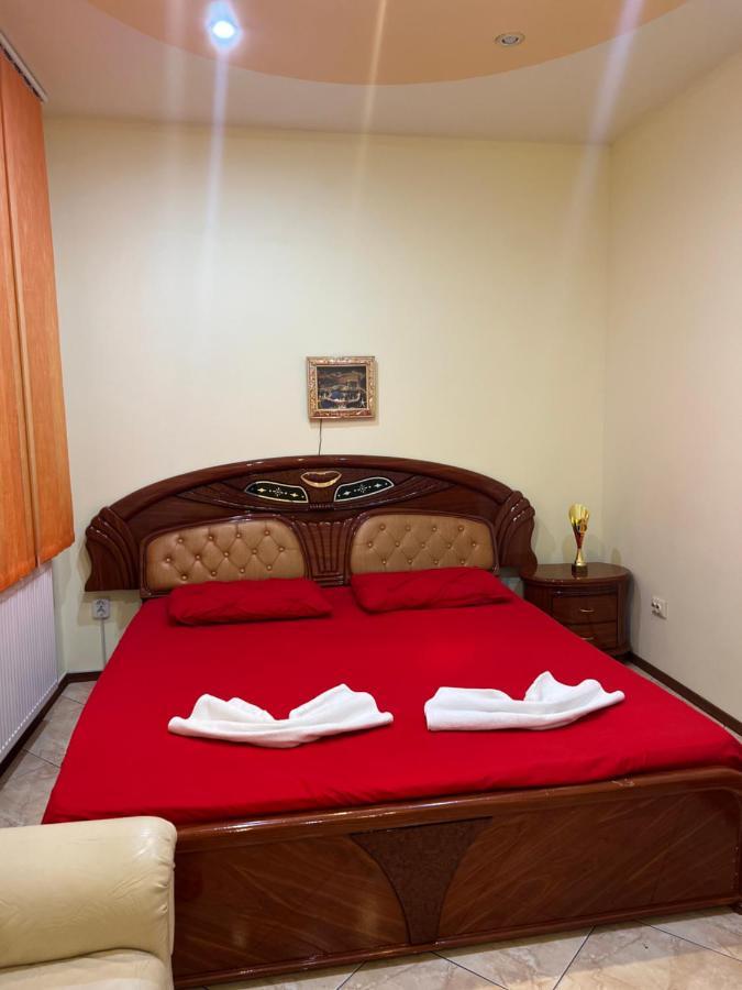 Aurora Boutique-Studio Premium Bed & Breakfast Bukares Bagian luar foto